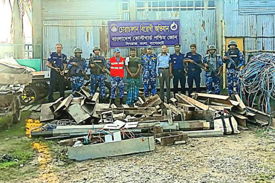 তাপবিদ্যুৎ কেন্দ্রের মালামাল সহ চোরাকারবারিকে আটক করেছে কোস্টগার্ড
