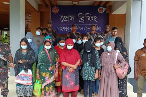হেশপুর সীমান্ত থেকে ৩ রোহিঙ্গা নারীসহ ১৭ জন আটক