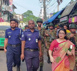 যত্রতত্র গাড়ি পার্কিং ও লাইসেন্স না থাকায় ৬ জনের জরিমানা