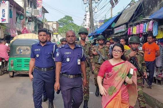 যত্রতত্র গাড়ি পার্কিং ও লাইসেন্স না থাকায় ৬ জনের জরিমানা
