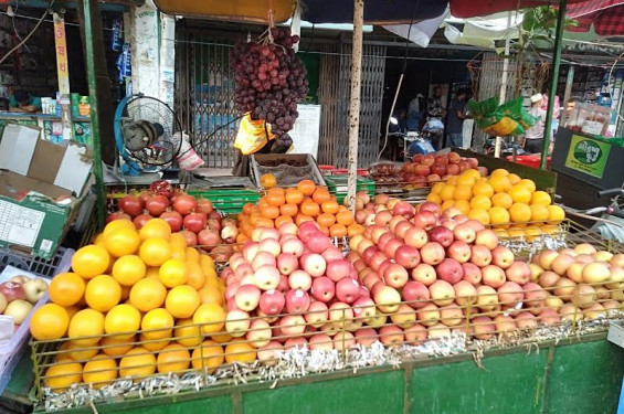 বেনাপোলে সাধারণ মানুষের নাগালের বাইরে  ফলের দাম