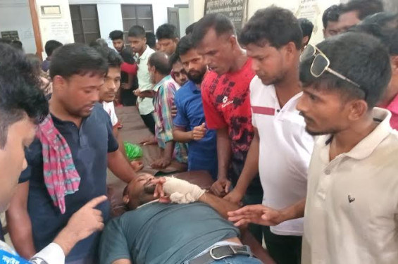 নড়াইলে বিএনপির সভাপতি গ্রুপের হামলায় ৩ নেতা গুরুতর জখম, ঝুলে আছে ৩ টি আঙ্গুল