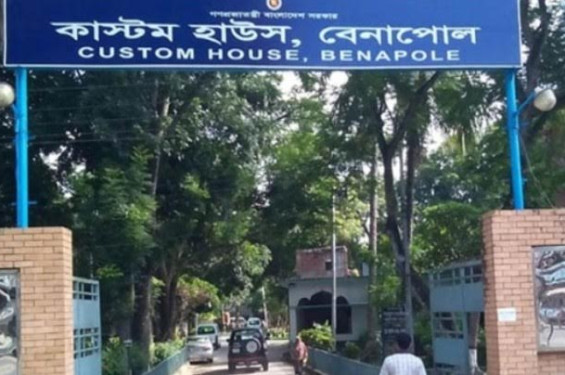 বেনাপোল বন্দরের শেড থেকে পাচারকালে বিপুল পরিমাণ ভারতীয় পণ্য আটক