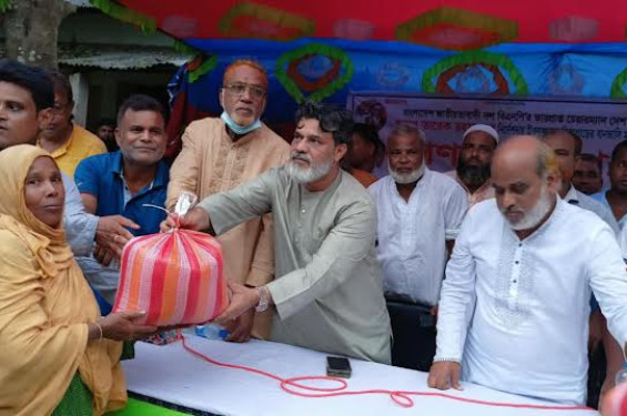 কাউনিয়ায় বন্যার্তদের মাঝে শিল্পপতি এমদাদ ভরসার ত্রাণ বিতরণ