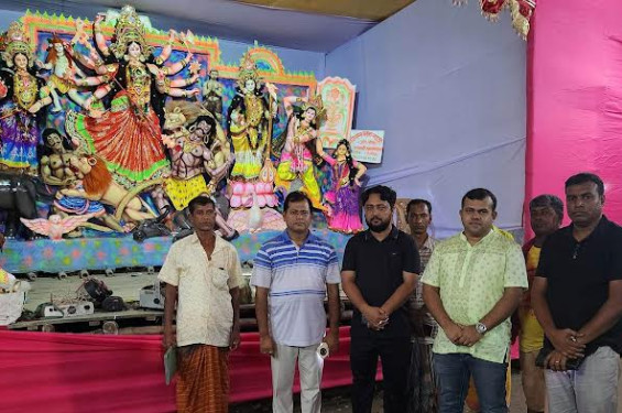 ঢাকের বাজনা কাশির সুর ও পুরোহিতের মন্ত্র পাঠ চলছে শ্যামনগরের দুর্গা পুজা মন্ডপ গুলোতে
