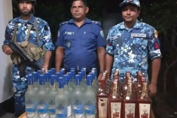 শ্যামনগরে কোস্ট গার্ডের অভিযানে ৪৯ বোতল মদ উদ্ধার