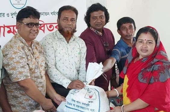 মোংলায় ঘূর্ণিঝড়ে ক্ষতিগ্রস্তদের ও পুজা উপলক্ষে  বাপা'র খাদ্য সহায়তা