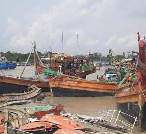 বঙ্গোপসাগরের বাংলাদেশ জলসীমা থেকে ৩টি ফিশিং ট্রলারসহ ৪৮ভারতীয় জেলে আটক