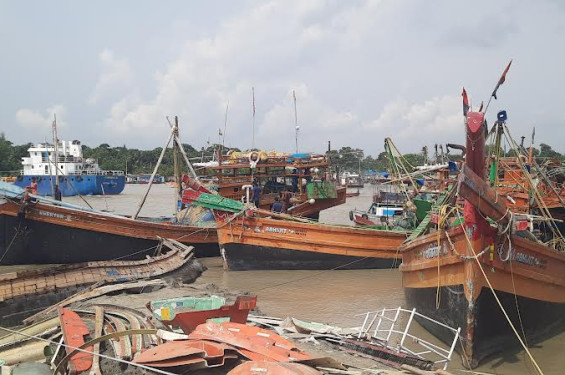 বঙ্গোপসাগরের বাংলাদেশ জলসীমা থেকে ৩টি ফিশিং ট্রলারসহ ৪৮ভারতীয় জেলে আটক