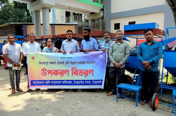 ঠাকুরগাঁওয়ে প্রান্তিক কৃষকদের মাঝে ভার্মি কম্পোস্ট সেপারেটর মেশিন বিতরণ
