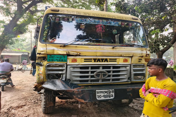 নাভারন-সাতক্ষীরা মহাসড়কে কাভার্ড ভ্যানের ধাক্কায় নিহত ২