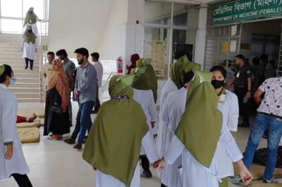গাজীপুরে অ্যাপারেলস পোশাক কারখানায় হঠাৎ অসুস্থ হয়ে হাসপাতালে ভর্তি ১৬ শ্রমিক, ছুটি ঘোষণা
