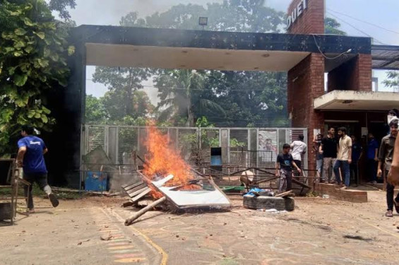 নতুন ভিসি নিয়োগে ডুয়েটে উত্তেজনা, শিক্ষার্থী-পুলিশ ও ভিসি সমর্থকদের সংঘর্ষে আহত ১৭