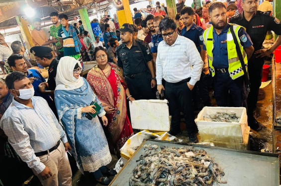 মাছের আড়তে ভ্রাম্যমাণ আদালত, জনসম্মুখে ধ্বংস করা হলো ভেজাল চিংড়ি