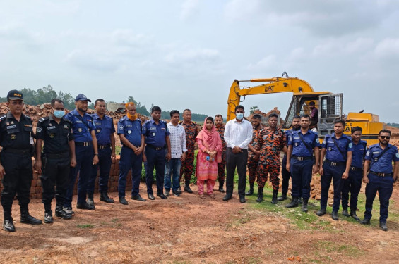 দিনাজপুরে পরিবেশ অধিদপ্তরের ভ্রাম্যমাণ আদালতের অভিযানে দুইটি ইটভাটার চিমনি ভেঙে গুঁড়িয়ে দেওয়া হলো