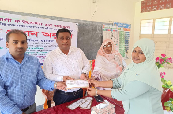 ঝিনাইদহে সরকারি প্রাথমিক বিদ্যালয়ের ছাদবাগান তৈরির চেক বিতরণ