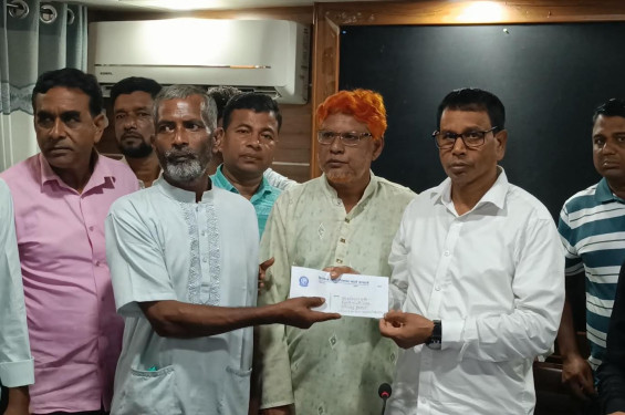 হরিণাকুুন্ডে অগ্নিকান্ডে ক্ষতিগ্রস্ত পানচাষীদের মাঝে সহায়তার চেক বিতরণ