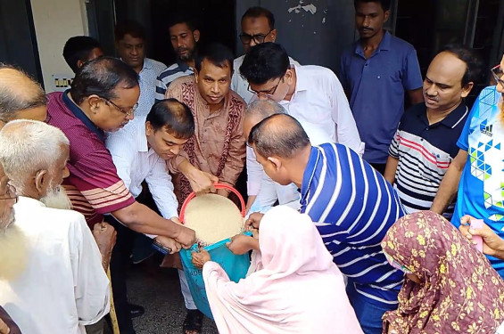ঝিনাইদহে ঈদুল আজহা উপলক্ষে দুস্থদের মাঝে চাল বিতরণ