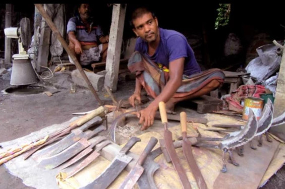 বেনাপোলে টুংটাং শব্দে মুখরিত কামারপল্লি, ব্যস্ত কর্মকার শিল্পীরা