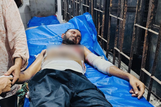 রানীনগরে পারিবারিক কলহের জেরে যুবককে কুপিয়ে জখম