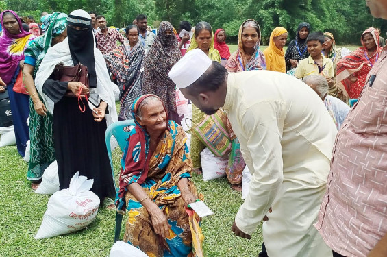 লোহাগড়ার কাশিপুর ইউপি চেয়ারম্যান প্রার্থী আতিকুলের ঈদ উপহার বিতরণ