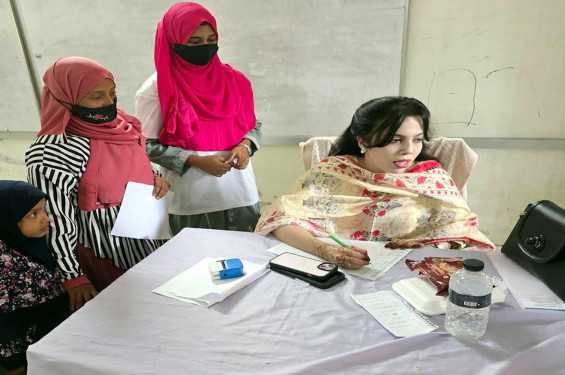 নড়াইলে ‘তরফদার বাড়ি’র উদ্যোগে বিনামূল্যে ওষুধ প্রদান ও চিকিৎসাসেবা