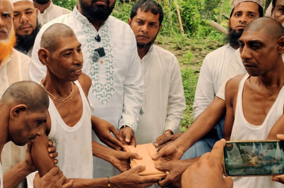 বাবা-মা হারা তিন প্রতিবন্ধী ভাইয়ের পাশে উপজেলা নির্বাহী কর্মকর্তা, ব্যাংক হিসাবে জমা হলো ১২ লাখ টাকা