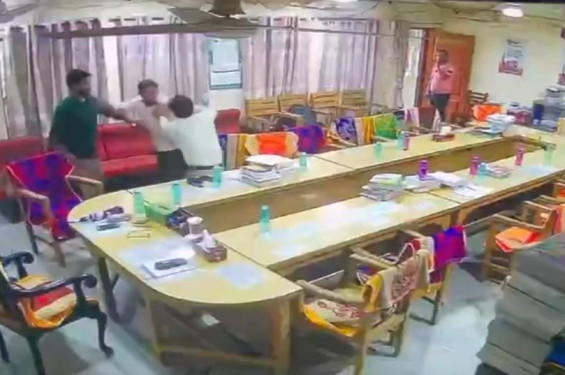 নোয়াখালীতে পানির ফিল্টার নিয়ে অধ্যক্ষ-সহাকরী অধ্যাপকের মারামারি, ভিডিও ভাইরাল