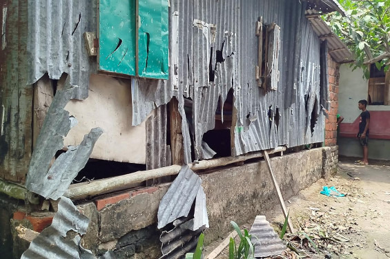 নড়াইলের কালিয়ায় প্রতিপক্ষের হামলায় বাড়িঘর ও দোকান ভাঙচুর, আহত ১২