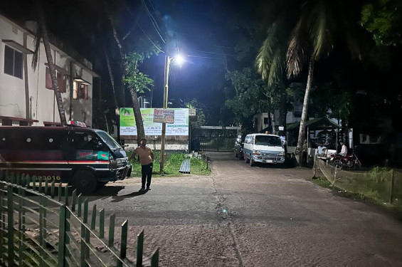 বাউফল উপজেলা স্বাস্থ্য কমপ্লেক্সে অ্যাম্বুলেন্স সিন্ডিকেটের ‘বসতবাড়ি’, অতিষ্ঠ রোগী ও স্বজনরা