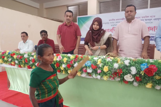 মাটিরাঙায় প্রাকৃতিক দুর্যোগে ক্ষতি গ্রস্তদের মাঝে  প্রধানমন্ত্রীর ত্রাণ ও কল্যাণ তহবিলের অর্থ বিতরণ।