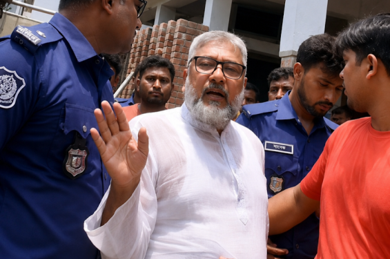 কালীগঞ্জে আ'লীগ নেতার বাড়িতে পুলিশের অভিযান, স্বজনরা ছিনিয়ে নিলো পুলিশের কাছ থেকে
