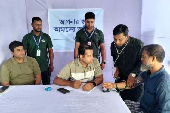 ঝিনাইদহে বিনামূল্যে মেডিকেল ক্যাম্প, স্বাস্থ্যসেবা পেলেন শতাধিক মানুষ