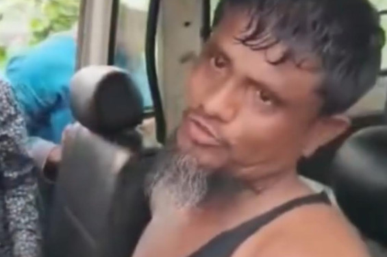 পলাশে রক্তাক্ত বৃদ্ধকে ফেলে দেওয়ার সময় আটক মাইক্রোবাসচালক, পরে বৃদ্ধের মৃত্যু