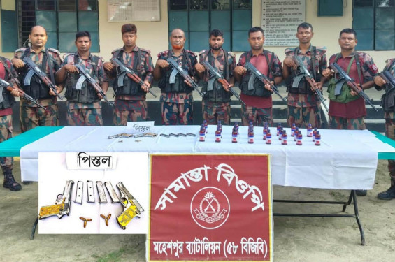 মহেশপুরে দুই বিদেশী পিস্তলসহ মাদক ও গুলি আটক