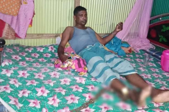 নোয়াখালীতে পাওনা টাকা আদায়ে অটোরিকশা চালককে শিকলে বেঁধে নির্যাতন