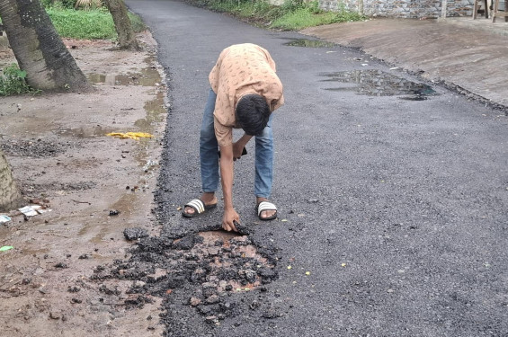 নোয়াখালীতে হাতের টানেই উঠে যাচ্ছে রাস্তার কার্পেটিং