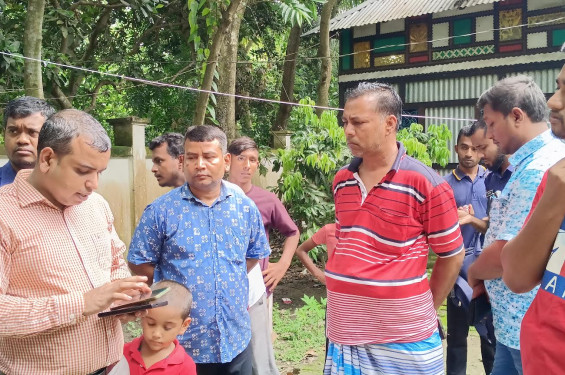হোমনায় ফসলী জমি কাটার দায়ে ২ জনের জরিমানা