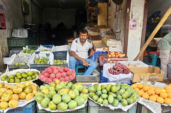 টাঙ্গাইলে মধু মাস: রঙে-রসে পরিপূর্ণ ফলের বাজার