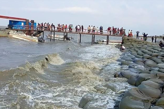 নোয়াখালীর দ্বীপ উপজেলা হাতিয়ার সঙ্গে সারা দেশের নৌ চলাচল বন্ধ