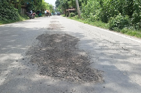 কোটি টাকার সংস্কারেও টেকেনি জয়পুরহাট-হিলি সড়ক, আড়াই মাসেই পিচ উঠে গর্ত