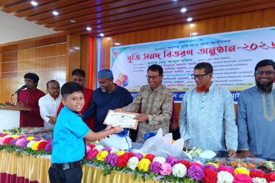 ঝিনাইদহে সাড়ে ৯’শ শিক্ষার্থীর মাঝে বৃত্তি সনদ বিতরণ