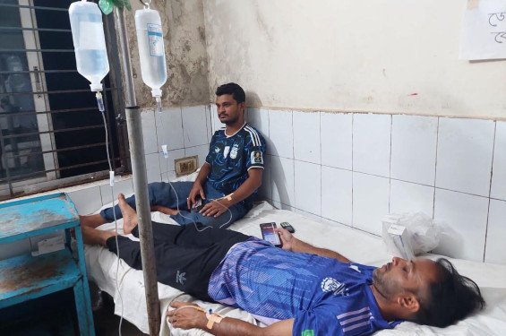 কালীগঞ্জে থানার গেটে ওসির সামনে দুই সাংবাদিকের ওপর হামলা