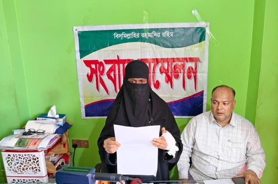 আদালতের জিম্মায় ফিরে পেয়েও রক্ষা হলো না কিশোরী, পথে হামলা করে অপহরণের অভিযোগ; সংবাদ সম্মেলনে মায়ের আকুতি
