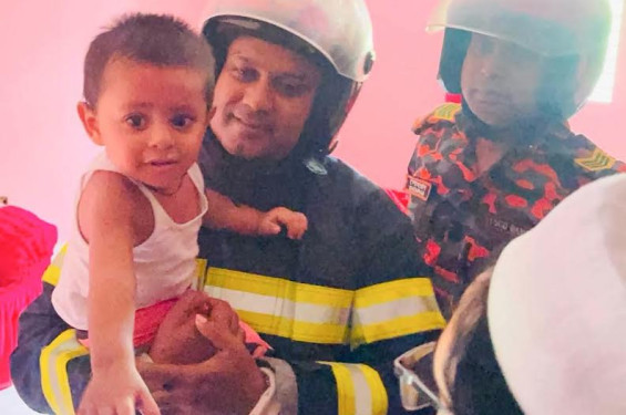 ঘরে আটকা ২ বছরের শিশু: ১ কিলোমিটার কাদামাখা পথ পেরিয়ে উদ্ধার করল ফায়ার সার্ভিস