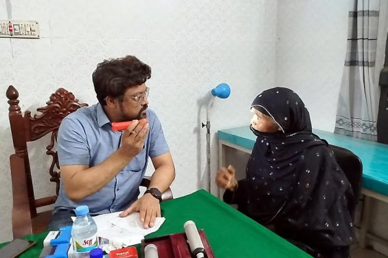 নড়াইলে বিনামূল্যে ২৫০ জনের চক্ষু পরীক্ষা ও লেন্স সংযোজন