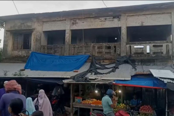 বারোবাজারে পরিত্যক্ত ইউপি ভবনে ১৭ বছর ধরে চলছে গ্রাম পুলিশের মুরগির ব্যবসা