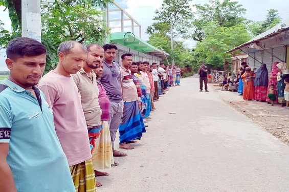 নড়াইলের সাতবাড়িয়ায় প্রতিপক্ষের অপপ্রচারের বিরুদ্ধে মানববন্ধন