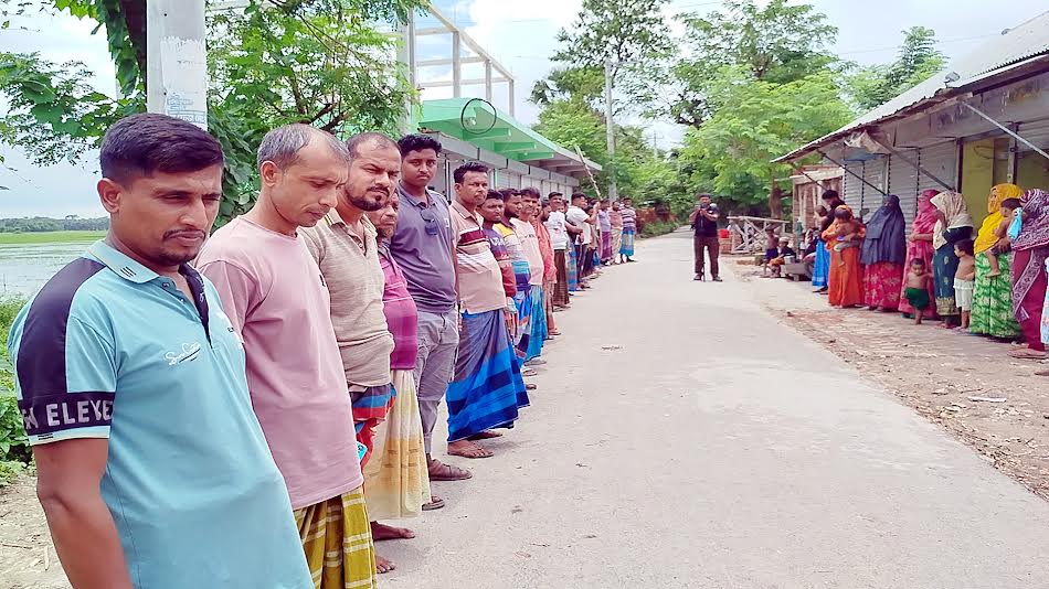নড়াইলের সাতবাড়িয়ায় প্রতিপক্ষের অপপ্রচারের বিরুদ্ধে মানববন্ধন
