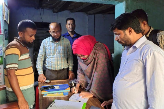 রাণীনগরে অতিরিক্ত দামে সার বিক্রি: দুই ডিলারকে জরিমানা